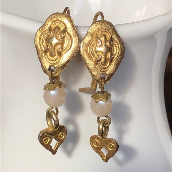Gold tone embossed earrings with a pearl & heart drop - lever back closure - Picture 2 of 9